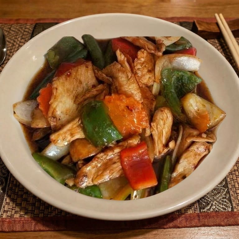 Delicious Thai Cuisine: Noodles, Curry, and More